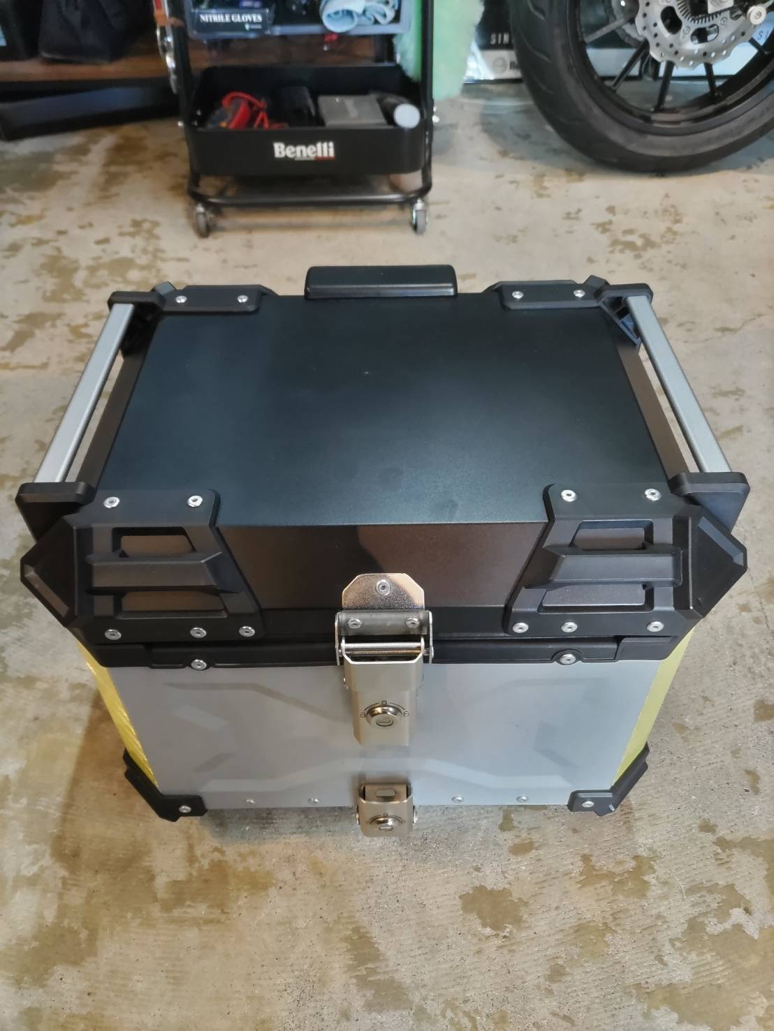 424da283-6ada-47b9-9e1d-0ce842d31730 リアケース(車種限定)40L - 画像 (1)